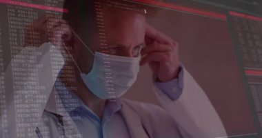 Tıbbi uzman, sağlık teknolojisi laboratuvarında cerrahi maskeyi ayarlıyor, yüzen kodları gösteriyor. Teknoloji, sağlık, yenilik, programlama, siber güvenlik, veri, analiz