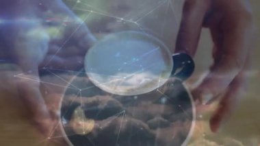 Kahve fincanı ve kurabiye çift pozlama dizaynında yüzüyor, dijital ağ ve bulutları gösteriyor. Gelecekçi, sürrealist, teknoloji, yenilik, dijital, soyut, samimi