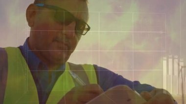 Güvenlik yeleği giyen bir adam finans verilerini inceliyor. Canlandırılmış bar çizelgeleri ve lens fişeklerini gösteriyor. Profesyonel, analitik, modern, kurumsal, teknolojik, finansal, dijital