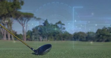 Golf sopasının başı topun arkasında, şeffaf HUD grafik çizim çimenliği ile canlandırılıyor. Teknoloji, yenilik, spor, kesinlik, açık hava, modern, performans