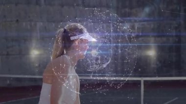 Bayan tenisçi dışarıda raket sallıyor, teknoloji ağı grafik düğümlerini örtüyor. Sporcu, spor, dijital, bağlantı, performans, hareket, modern
