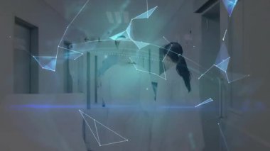 Yaşlı hasta, Walker 'ı erkek hemşire desteğiyle kullanıyor. Doktor, tıbbi küre örtüsünü izliyor. Sağlık, yardım, teknoloji, fütüristik, destek, tıbbi, kıdemli