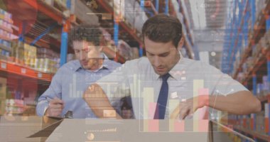 Kafkasyalı iki depo çalışanının mali veri işleme görüntüsü. küresel gönderim, dağıtım, iş, veri işleme ve teknoloji konsepti dijital olarak oluşturuldu.