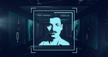 Sanal arayüz içinde, şebeke örtüsü ve kod panelleri ile yüzen pikselli erkek yüzü gösteriliyor. Fütürist, siber güvenlik, holografik, arayüz, biyometrik, dijital, sanal