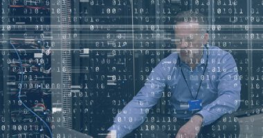 Sunucu odasında dizüstü bilgisayar kullanan beyaz adamın parazit ve ikili kodlama görüntüsü. küresel teknoloji, veri işleme ve dijital arayüz kavramı dijital olarak oluşturulmuş görüntü.