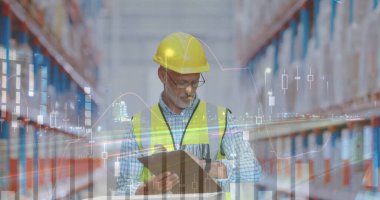 Melez bir depo çalışanının mali veri işleme görüntüsü. küresel gönderim, dağıtım, iş, veri işleme ve teknoloji konsepti dijital olarak oluşturuldu.