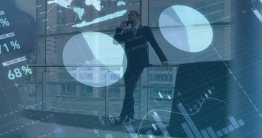 Akıllı telefon kullanan beyaz iş adamının mali verileri ve grafikleri. küresel iş, finans, ekonomi ve teknoloji konsepti dijital olarak oluşturulmuş imaj.