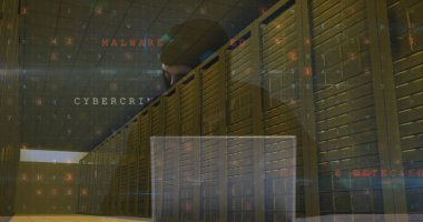 Kafkas erkek hacker ve bilgisayar sunucularından veri işleme görüntüsü. küresel internet güvenliği, veri işleme ve dijital arayüz konsepti dijital olarak oluşturulmuş görüntü.
