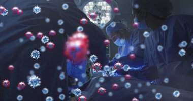 Yüzen virüs ikonları ile loş aydınlatılmış hastane ameliyathanesinde ameliyat yapan cerrahi ekip. Sağlık, klinik, steril, prosedür, aletler, lamba, maskeler.