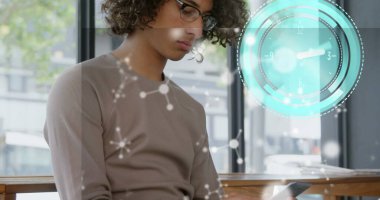 Akıllı telefon kullanarak iki ırklı iş adamının üzerinde hareket eden saatin görüntüsü. küresel iş ve dijital arayüz kavramı dijital olarak oluşturulmuş görüntü.