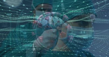 Yüksek teknoloji laboratuvarında, dijital arayüzle koronavirüs hologramı üzerinde çalışan maskeli araştırmacılar inceleniyor. Biyoteknoloji, yenilik, fütürizm, sağlık, bilim, dijital, analiz