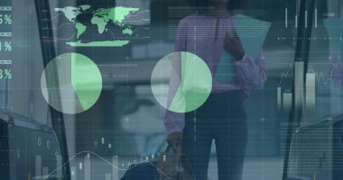 Afrika kökenli Amerikalı iş adamının yürüyen merdivendeki görüntüsü ve grafikleri. ticari, finans, ekonomi ve teknoloji konsepti dijital olarak oluşturulmuş imaj.