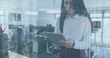 Teknolojiyi kullanan melez iş kadınının veri işleme görüntüsü. küresel ağlar, iş ve bağlantılar konsepti dijital olarak oluşturulmuş görüntü.