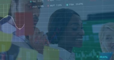 Çeşitli iş adamları üzerinde finansal veri işleme ve borsa görüntüsü. küresel iş, finans ve dijital arayüz kavramı dijital olarak oluşturulmuş görüntü.