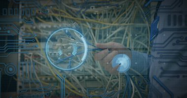 Bilgisayar kablosu tutan beyaz bir adamın ellerinde veri işleme görüntüsü. Bilgisayar kablolarını kontrol eden beyaz kadın üzerinden veri işleme görüntüsü.