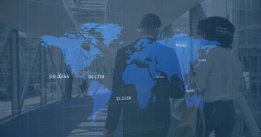 Çeşitli iş adamlarının konuştuğu veri işleme görüntüsü. küresel iş, finans, bağlantılar ve dijital arayüz konsepti dijital olarak oluşturulmuş görüntü.