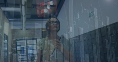 Kafkasyalı iş kadınının mali veri işleme görüntüsü. global business, finans, data işleme ve dijital arayüz kavramı dijital olarak oluşturuldu.