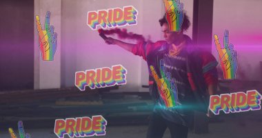 Gurur ve gökkuşağı resmi. Afro-Amerikan erkek protestocuya dumanla el kaldırıyor. lgbt haklarını ve dijital olarak oluşturulan cinsiyet eşitliğini desteklemek.