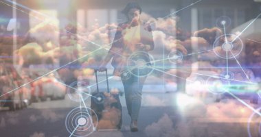 Afro-Amerikan iş kadını yürüyüşü üzerine veri işleme görüntüsü. küresel spor ve dijital arayüz kavramı dijital olarak oluşturulmuş görüntü.