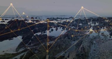 Düz tasarım ağı, altın düğümler ve parlak çizgiler ile kayalık kıyı şeridinin üzerinde yüzüyor. Soyut, teknoloji, geleceksel, dijital, bağlantı, yenilik, minimalizm