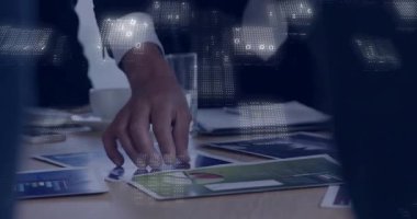 İş sahnesinde takım elbise ahşap masaya çizelgeler ve ikili kod örtüleriyle bastırıyor. Şirket, finans, analitik, teknoloji, veri analizi, profesyonel, yenilik