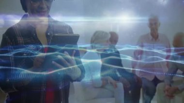 Aydınlık toplantı odasında, tablet ve dijital dalga örtülü bir grup teknoloji atölyesi yürütüyorlar. İşbirliği, yenilik, dijital, beyin fırtınası, profesyonel, modern, bağlantı