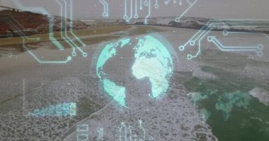 Kumlu plajın üzerinde dönen holografik küre devre ızgarası ve şeffaf şeması örtüyor. Futuristik, teknoloji, yenilik, dijital, veri, bağlantı, küresel
