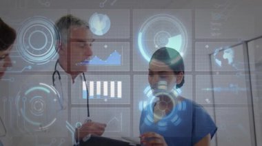 Tıbbi ekip klinik koridordaki hasta verilerini inceliyor yüzen HUD çizelge ve şebekelerini inceliyor. Sağlık, teknoloji, işbirliği, yenilik, profesyonellik, dijital, tanı