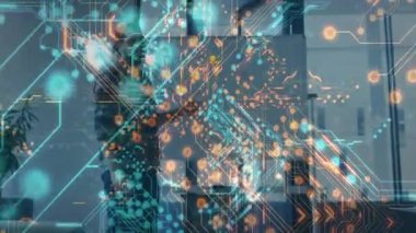 Santralin yanındaki dizüstü bilgisayarla sanal devre veri yolları sunan bir adam. Gelecekçi, yenilikçi, dijital, bağlantı, yaratıcı, işbirliği, profesyonel