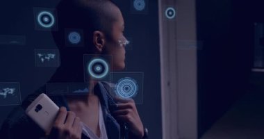Akıllı telefonu tutan ve kayışı içeride ayarlayan, teknolojide yüzen mavi HUD elementleri gösteren bir adam. Teknoloji, dijital, fütüristik, yenilik, iletişim, yaşam tarzı, modern