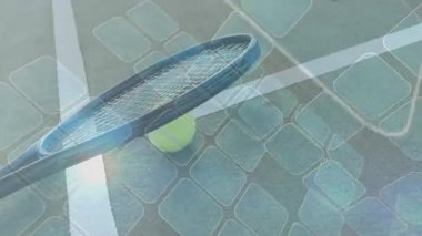 Düz dizayn tenis raketi, yeşil korttaki beyaz sınır çizgisinde dinleniyor ve şebeke örtüsünü gösteriyor. Spor ekipmanları, açık hava eğlencesi, minimalist tasarım, spor malzemeleri, dijital model, aktif yaşam tarzı, rekabet