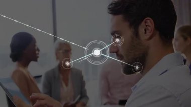 Modern iş teknolojileri toplantısında tablet kullanan bir adam dijital ağ ile etkileşime giriyor. Dijital bağlantı, işbirliği, yenilik, teknoloji meraklısı, profesyonel çalışma alanı, fütüristik, ağ oluşturma