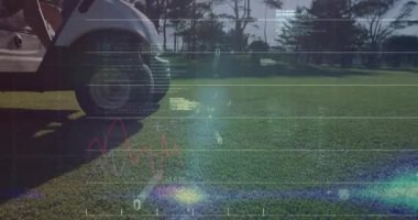 Golf arabası süren adam, yüzen finans grafikleri ve kodlama metinleri sergiliyor. Açık hava, eğlence, teknoloji, veri, finans, fütüristik, atletik