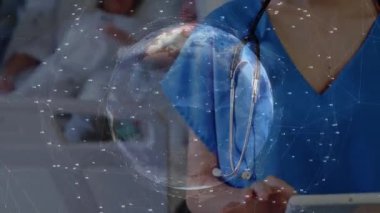 Kadın sağlık uzmanı klinikteki hasta verilerini inceliyor, dijital dünya örtüsü sergiliyor. Tıbbi, sağlık, dijital, teletıp, fütüristik, tanı, klinik