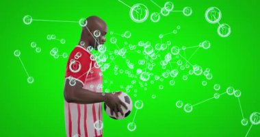 Stüdyoda top tutan futbolcu, ağ bağlantılarıyla spor teknolojisi sergiliyor. Atletik, bağlantı, yenilik, dijital, canlılık, modern, takım çalışması