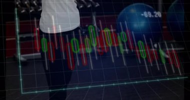 Spor salonunda omuz hizasında kol esnetme ameliyatı yapan bir kadın. Zindelik, sağlık, refah, eğitim, canlılık, güç, modern