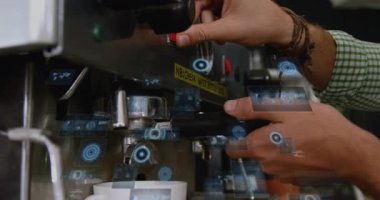 Portafilteri espresso grubu başına bağlayan hareketli eller holografik UI örtülerini gösteriyor. Profesyonel, otomasyon, dijital, endüstriyel, arayüz, teknoloji, makine