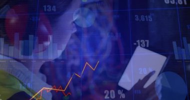 Tablet tutan ve finansal verileri çizgi grafikleri ve bar çizelgeleri ile eşleştiren bir kadın. Analizler, teknoloji, yenilik, girişim, veri görselleştirme, kurumsal, dijital