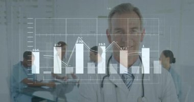 Tıbbi ekip, tıbbi konferans odasındaki mali verileri inceleyip holografik çizelgeleri gösteriyor. Sağlık, işbirliği, analitik, profesyonellik, yenilik, dijital, hastane