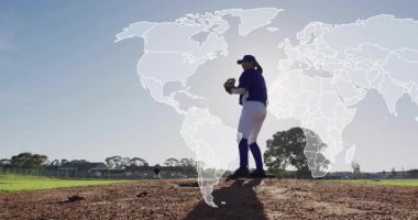 Kadın atıcı, atıcının tepesine çıkıp dünya haritası eşleşen spor teknolojisini sergiliyor. Atletizm, rekabet, dinamik, açık hava, performans, takım, canlılık