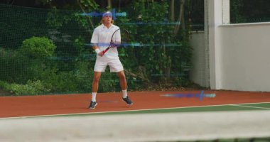 Erkek tenisçi kil sahada ters vuruş yaparak spor analitik dalga formlarını gösteriyor. Sporcu, spor, yarışma, aktif, açık hava, dinamik, fitness