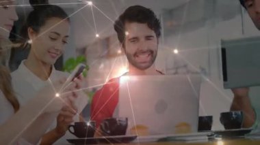Teknik ekip, ağ düğümlerini kaplayan akıllı telefon tableti ve dizüstü bilgisayarı kullanarak iş birliği yapıyor. İşbirliği, yenilik, teknoloji, ağ, modern, çalışma alanı, takım çalışması