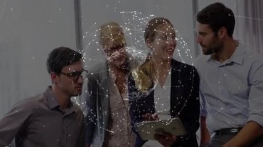 Şirket toplantısında tablet etrafında iş birliği yapan iş ekibi, parlayan ağ örtüsü sergiliyor. İşbirliği, takım çalışması, dijital, yenilik, bağlantı, veri, teknoloji