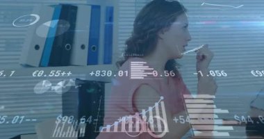 Kadın doktor, klinikte hastaya danışmanlık yapıyor. Animasyon sağlık grafiklerini veri örtüleriyle gösteriyor. Sağlık, danışma, klinik, analitik, veri görselleştirme, profesyonel, modern