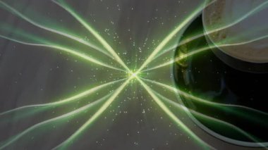 Koyu seramik kahve fincanı, gri masanın üstünde dans eden yeşil ışıklı patikalarla çevrili. Mystic, ambient, futuristic, manevi, kontrast, modern, enerjik
