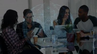 Toplantı odasında finans stratejisini tartışan dört ofis çalışanı animasyon çizelgeleri hazırlıyorlar. İşbirliği, takım çalışması, üretkenlik, modern, profesyonel, yenilik, dijital