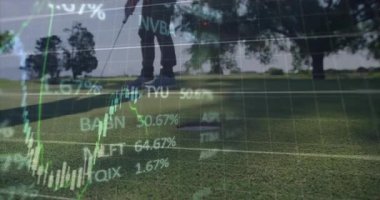 Kıdemli golfçü yeşile vuruyor, şamdan çizelgelerini yüzdelik rakamlarla örtüyor. Atletik, finansal, profesyonel, dijital, stratejik, açık hava, rekabetçi