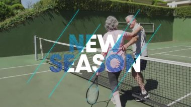 Üst düzey bir çift tenis sahasından sonra internette birbirlerine sarılıyor ve NEW SEASON grafik örtüşmesi sergiliyorlar. Açık hava, atletik, dostluk, sağlık, boş zaman, canlı, aktif
