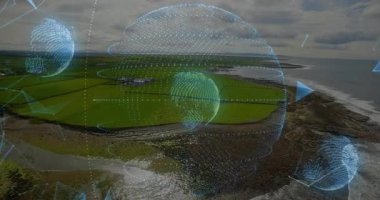 Sahil tarım arazisi üzerinde yüzen gelecekçi holografik küre ağ hatlarıyla veri haritası çıkarıyor. Dronlar, görselleştirme, peyzaj, teknoloji, hava, kırsal, bağlı