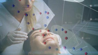 Estetisyen, yüzen moleküler grafiklerle müşterinin yüzünü nazikçe dermatoloji kliniğine yerleştiriyor. Cilt bakımı, tıp, bilim, profesyonel, klinik, kesinlik, sağlık